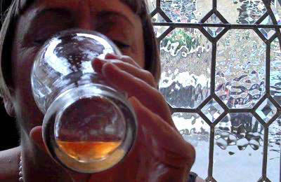 Robin-drinking-Magners.jpg