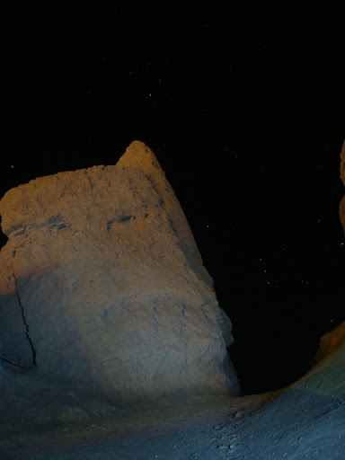 قلعه مخروبه در شب 