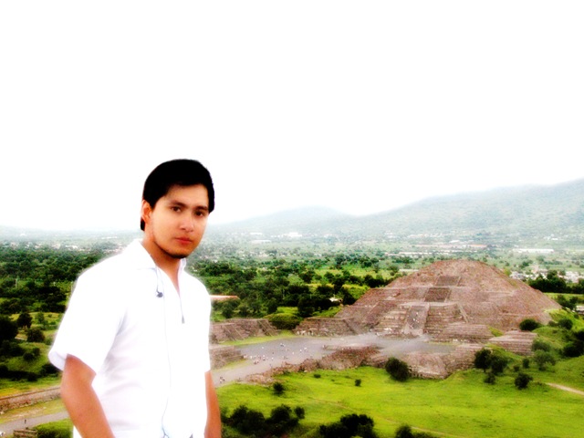 [2 HECTOR EN TEOTIHUACAN AGOSTO 2009[2].jpg]