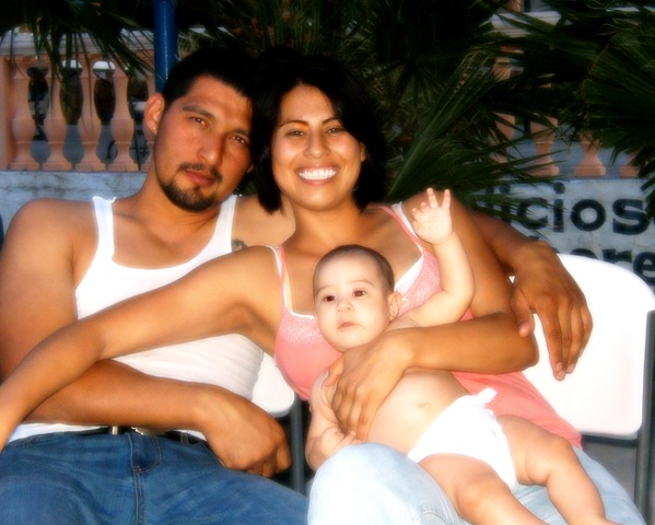 [2 VERO SOLIS Y SU BEBE Y ESPOSO LAGO COLINA, CHIHUAHUA[4].jpg]