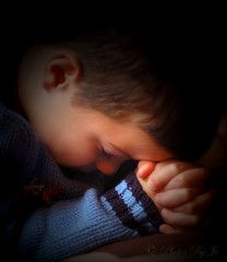 Niño rezando