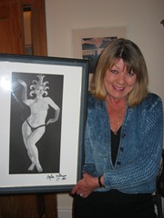 Shelagh_Milligan_with_painting_by_Spike