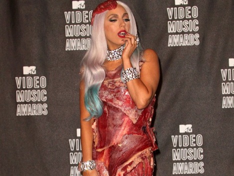 image_xlimage_2010_09_R8316_Lady_Gaga_Showing_Meat_Dress