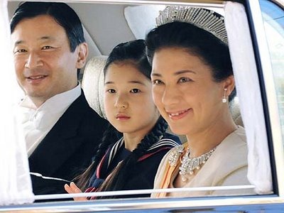 [Japan Crown Prince Naruhito, left, his wife Princess Masako and their daughter, Aiko[4].jpg]
