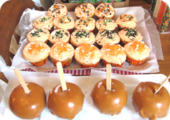 Halloween cupcakes and candied apples1