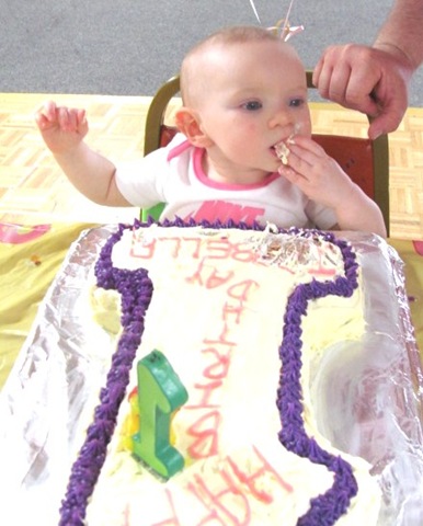 [1st birthday Bella cake facegetting started17[7].jpg]
