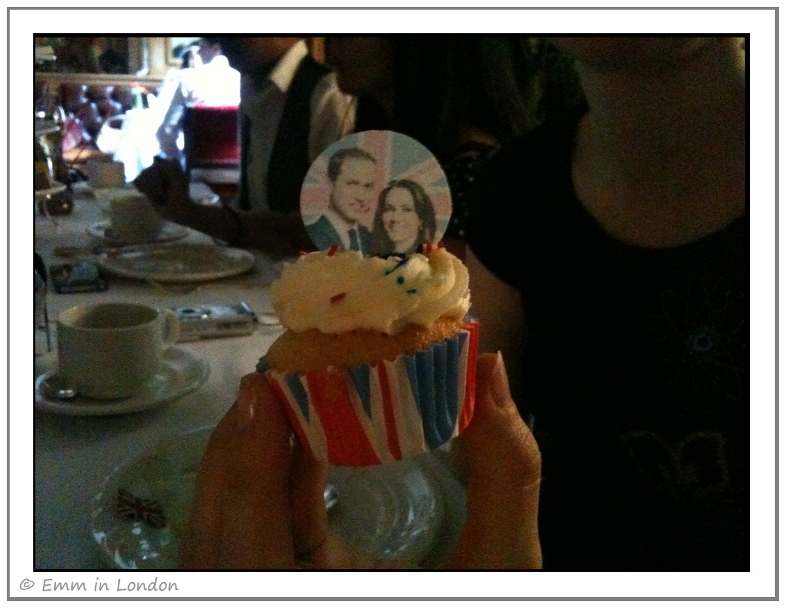 [William and Kate Royal Wedding cupcake[3].jpg]