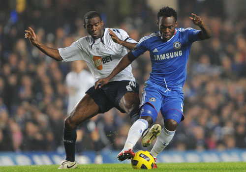 Michael Essien pass Fabrice Muamba, Chelsea - Bolton