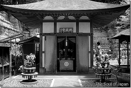 The temple amongst a persuasion together with lots of flowers TokyoMap Hase-Dera Temple: Flowers