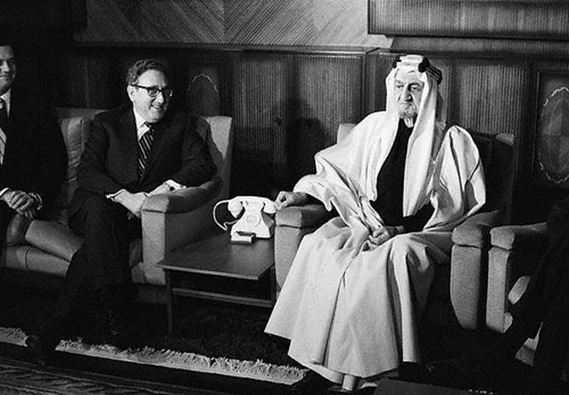 صورة تحمع الملك فيصل والرئيس الامريكي كسنجر