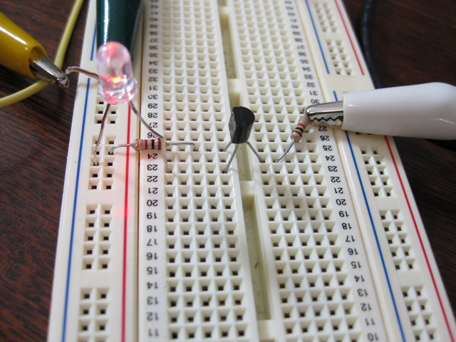 [Breadboard Showing Transistor Circuit[3].jpg]