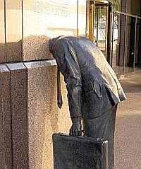 Памятник трудоголику установлен в Лос-Анджелесе, у входа в офис известной компании Ernst & Young.