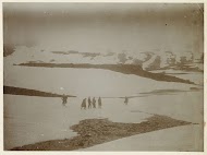 Tijdens een wandeling hoog in de bergen op een gletscher in de Harz