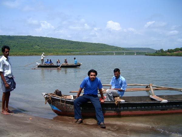 Boats and Passengers to Kade Varcha Ganapati
