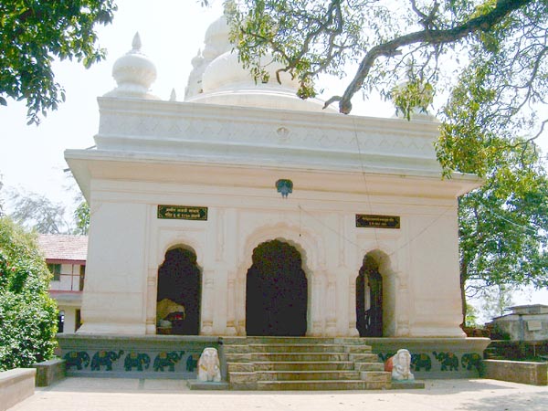 Kade Varcha Ganpati Temple Premises