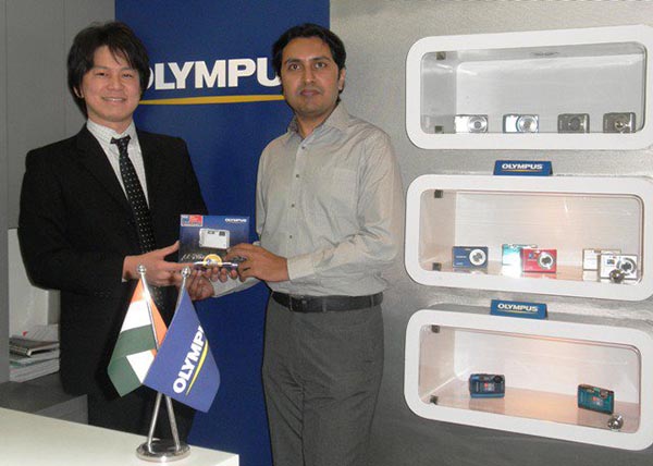 Kinya Yoshimura, the General Manager of Olympus India, giving away the prize to Bhavesh Chhatbar