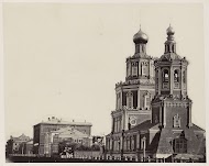 Exterieur van een kerk en een gebouw in Nizhniy Novgorod