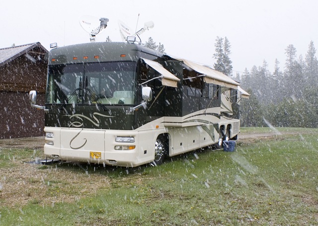 [It's Snowing! Foretravel in Cascade 5-22-10[2].jpg]