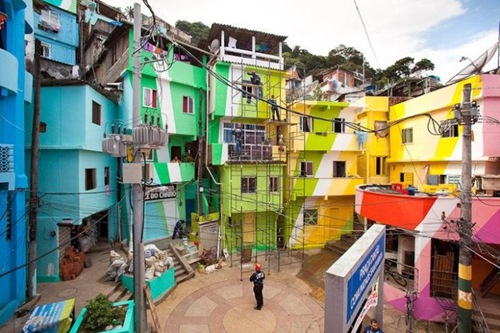 A bela favela colorida de Santa Marta no Brasil