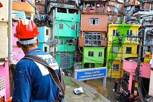 A bela favela colorida de Santa Marta no Brasil