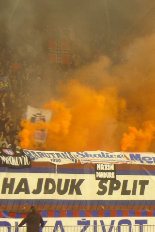 iPhone, Besplatne Slike-Pozadine Download: Torcida Hajduk Split, navijači,  dimne kutije