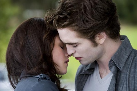 Edward and Bella Kissing (Kristen Stewart and Robert Pattinson)