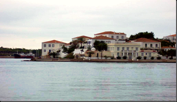 Δήμος-Σπετσών-Νήσος Σπέτσες βρίσκεται στην Αργολική χερσόνησο 
απέναντι από την Ερμιονιδα