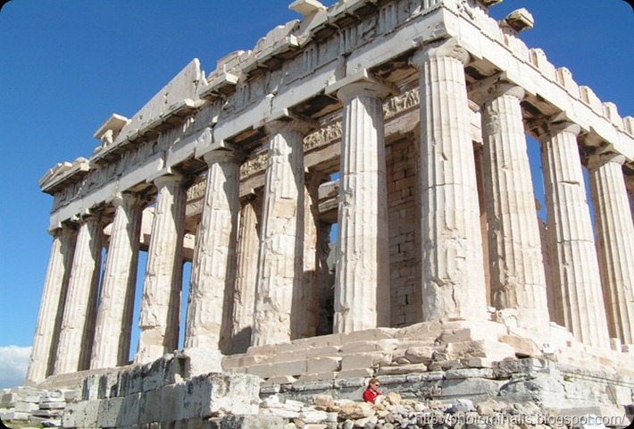Ακρόπολης – Αθήνα----Acropolis - Athens.H Ακρόπολη κατοικήθηκε αδιάκοπα από το 5000 π.Χ. και μετά. Γύρω στα 1400 π.Χ. με το 1000 π.Χ. κτίσθηκε ένα ψηλό τείχος, με τεράστιους ογκόλιθους κι ένα παλάτι, στο σημείο όπου αργότερα ανεγέρθη το Ερεχθείο.
