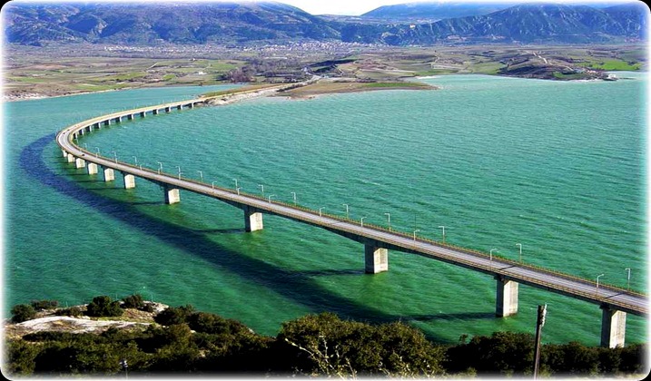 Δυτική Μακεδονία - Κοζάνη - Δήμος Σερβίων Γέφυρα Αλιάκμονα.  Η Κοζάνη είναι η πρωτεύουσα και μεγαλύτερη πόλη της περιφέρειας Δυτικής Μακεδονίας. Είναι χτισμένη ανάμεσα στις οροσειρές του Βερμίου, του Μπούρινου και των Πιερίων, 15 χλμ βορειοδυτικά της λίμνης του Πολυφύτου, σε υψόμετρο 720 μέτρων από την επιφάνεια της θάλασσας. Απέχει 120 χλμ από τη Θεσσαλονίκη και 470 χλμ από την Αθήνα. Έχει 38.591 κατοίκους, ενώ ο Καποδιστριακός Δήμος έχει 49.812 κατοίκους (απογραφή 2001).
