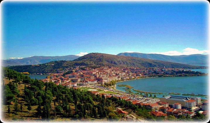Δυτική-Μακεδονία-Καστοριά. Η Καστοριά είναι πόλη της Ελλάδας που βρίσκεται στο δυτικό άκρο της Δυτικής Μακεδονίας. Ο ομώνυμος νομός που υπάγεται η πόλη της Καστοριάς συνορεύει βόρεια με το νομό Φλώρινας, νότια ανατολικά και νοτιοανατολικά με τους νομούς Γρεβενών και Κοζάνης, νοτιοδυτικά με το νομό Ιωαννίνων και δυτικά με την Αλβανία. Ο πληθυσμός της πόλης ανέρχεται περίπου στους 20.000 κατοίκους. Είναι χτισμένη πάνω σε μία χερσόνησο στα δυτικά της λίμνης Ορεστίδος.