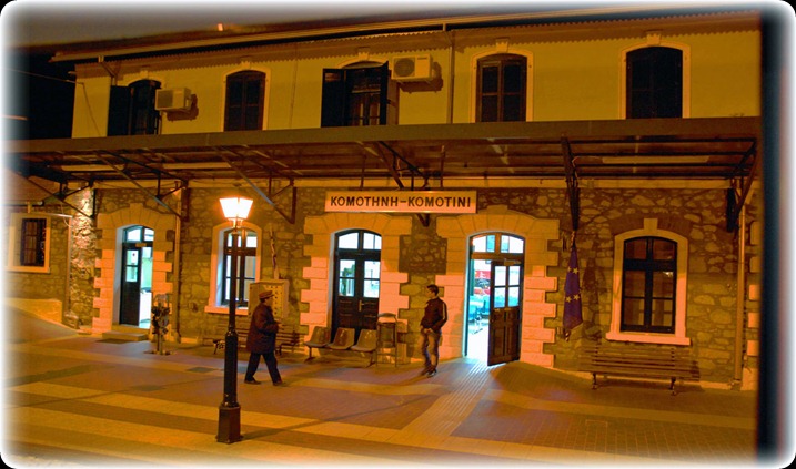Κομοτηνή-Σιδηροδρομικός Σταθμός Κομοτηνής.Η Κομοτηνή πρωτεύουσα της Θράκης, βρίσκεται στο βόρειο-ανατολικό τμήμα της Ελλάδας, στο νομό Ροδόπης. Ο πληθυσμός της, κατά την απογραφή του 2001, είναι 52.659 κάτοικοι. Στην Κομοτηνή, επίσης, έχει την έδρα του το Δημοκρίτειο Πανεπιστήμιο Θράκης. Αποτελεί σπουδαίο εμπορικό, οικονομικό και συγκοινωνιακό κέντρο της Θράκης και βρίσκεται επι της σιδηροδρομικής γραμμής Θεσσαλονίκης-Αλεξανδρούπολης.  Η Κομοτηνή μέσα σε σύντομα χρονικό διάστημα εξελίχθηκε σε μοντέρνα πόλη με ωραία κτίρια, πάρκα και φαρδείς δρόμους .σ Aπό ένα πλήθος μουσείων και κρατικών ή ιδιωτικών συλλογών, ξεχωρίζουμε το Aρχαιολογικό Mουσείο, με ευρήματα από ανασκαφές στις περιοχές της Mαρώνειας και των Aβδήρων, το Bυζαντινό-Eκκλησιαστικό Mουσείο και το Λαογραφικό-Iστορικό Mουσείο. ε Eνδιαφέρον παρουσιάζει το μοναδικό στο είδος του στην Eλλάδα, Mουσείο Kαλαθοπλεκτικής των Tσιγγάνων, που λειτουργεί από το 1995.