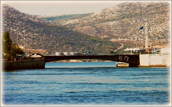 Η Παλιά γέφυρα, με το φαινόμενο του Ευρίπου.Χαλκίδα - Old Bridge, global Evripou.Chalkida