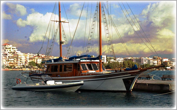 Σκάφος γερό πάντα, το ξύλινο.Πορθμός του Ευρίπου Χαλκίδα -- Strait of Euripos Chalkis