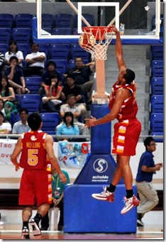 Kyle Jeffers (R) of the Singapore Slingers goes for the dunk in this Oct 24 file picture. The Slingers ended their three-game losing skid against the Thailand Tigers last night. Picture: BT/Lee Suening
