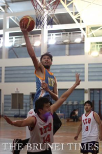 FBEPS I's Zainul Ashyraf Hj Hussin going for a layup over FoB's Fang Bo Yuan during yesterday's final of the UBD Inter-Faculty Basketball Tournament. Picture: BT/Yee Chun Leong 