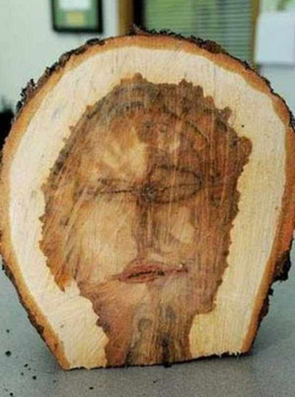 Jēzus seja koka stumbrā
