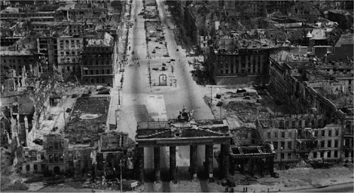 вид на Бранденбургские ворота и Унтер-ден-Линден, сразу после взятия города