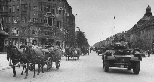 Советская телега и британский броневик на берлинской улице
