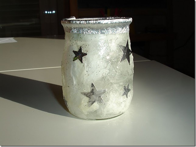 Manualidad navideña reciclando un vaso vidrio de yogur