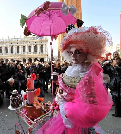 [Carnevale 2011 - foto il martedi grasso a venezia - maschera ed erotismo11[4].jpg]