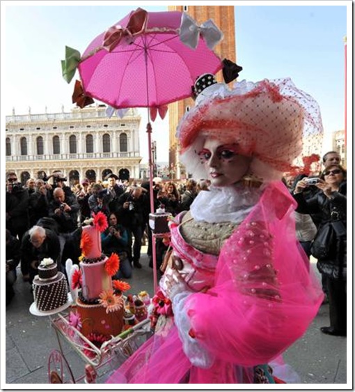 Carnevale 2011 - foto il martedi grasso a venezia - maschera ed erotismo11