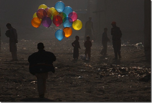 boy afghanistan war balão menino guerra