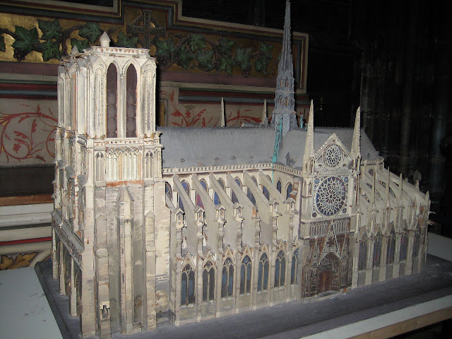 Model Notre-Dame, který si můžete uvnitř katedrály prohlédnout.