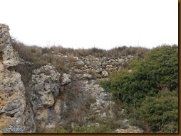 Muralla de sillarejo que refuerza la muralla rupestre