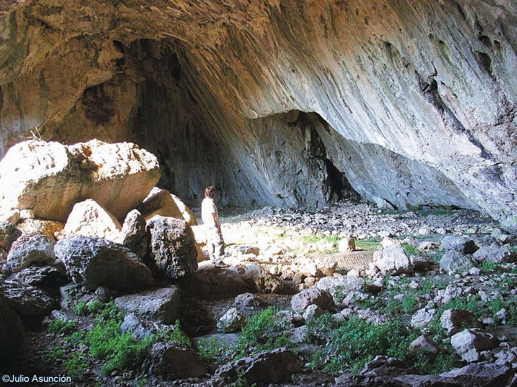[Interior de la Cova de Dalt.jpg]