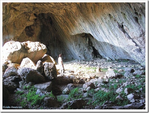 Interior de la Cova de Dalt