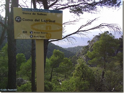 Cartel indicativo en las cercanías de la cueva del Lagrimal - Villena