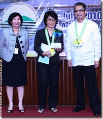 AQD scientist Dr. MR Eguia (center) receiving her trophy