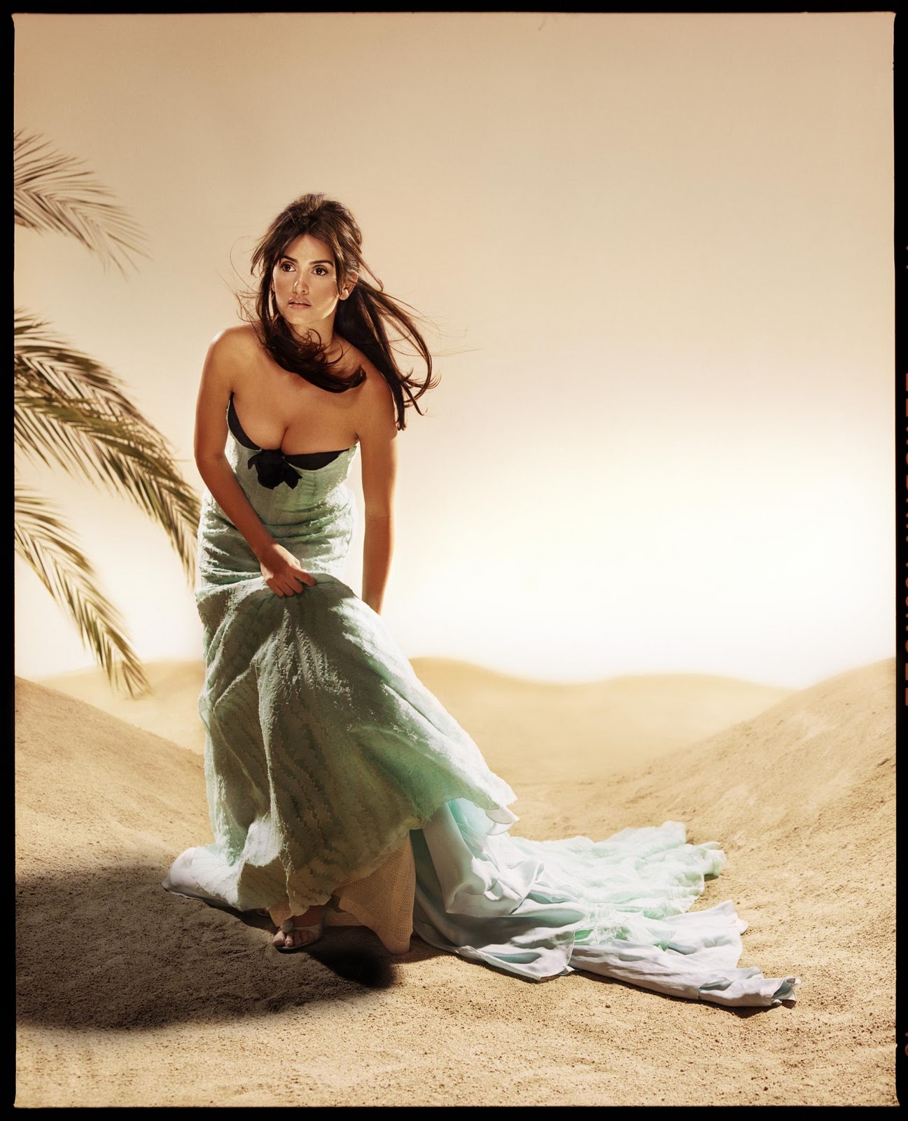 [penelope-cruz-sexy-desert-celebdump06.jpg]