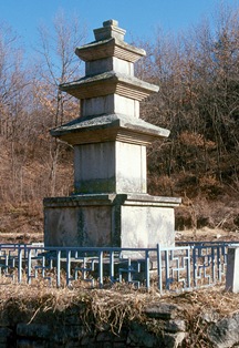 Three storied stone pagoda of Giseongdong, Chilgok